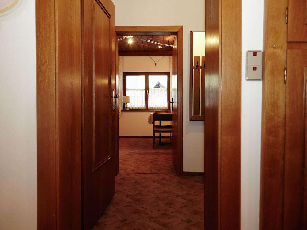 لفلي أبارتمنت إن ليوتاش ويذ ميدو أراوند