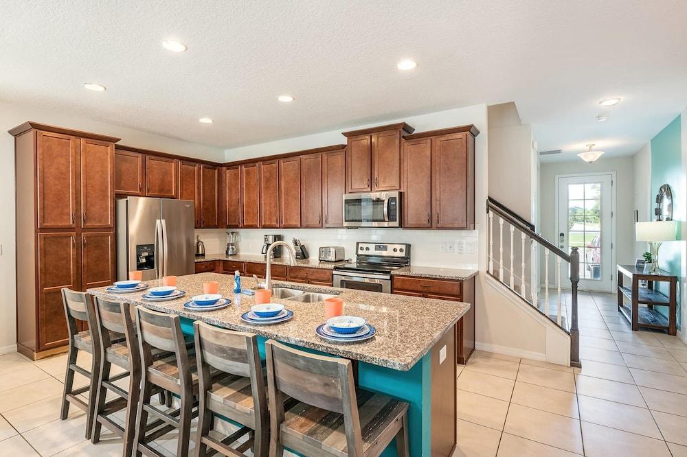 Sunny Retreat-colorful Home Pool Great Location Room
