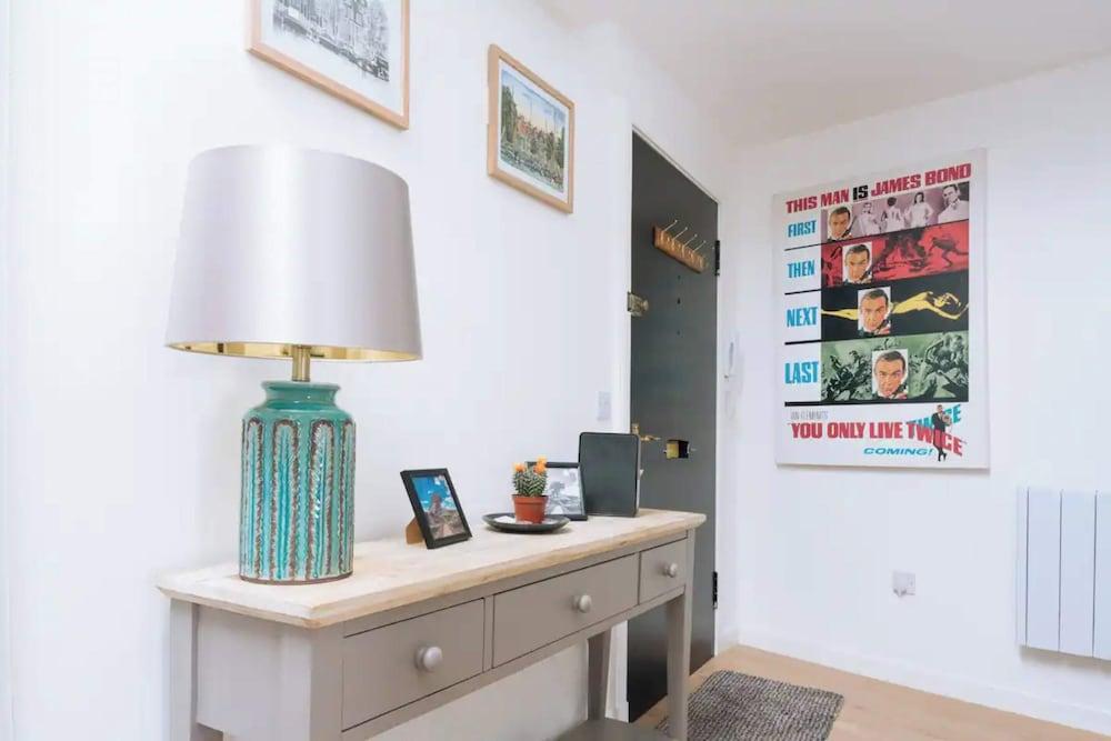 Central & Modern 2BD Flat - Edinburgh Interior