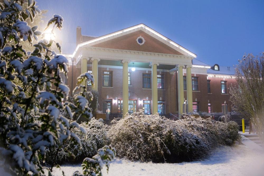 ماكمينامينز جراند لودج