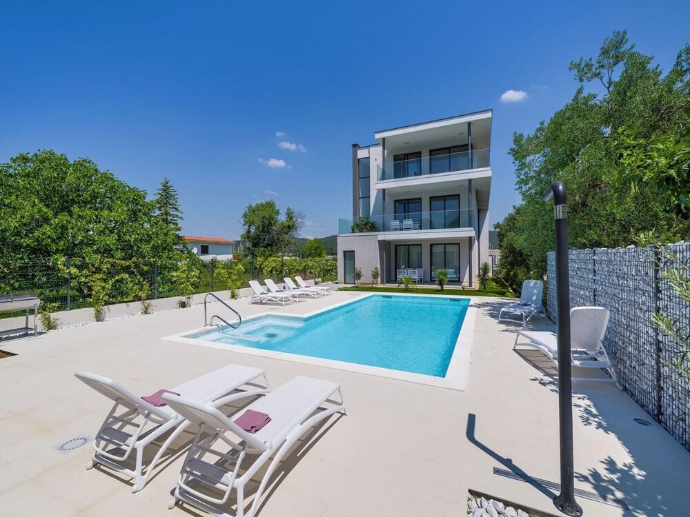 مودرن فيلا إن بيبينجي ويذ تيريس المنطقة الخارجية