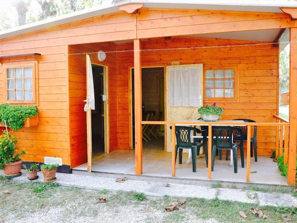 شاليه خشبي مع تِراس بالقرب من البحر المنطقة الخارجية