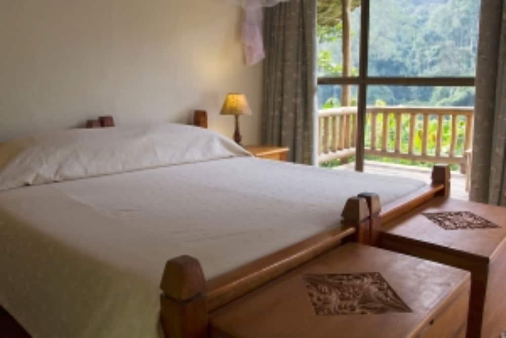 Engagi Lodge Room
