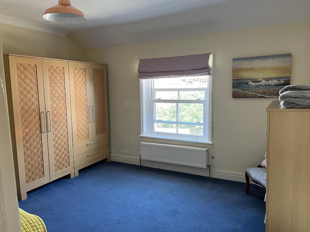 Seafront Sheringham 1 bed Apt Sleeps 4 - 1xdog Room