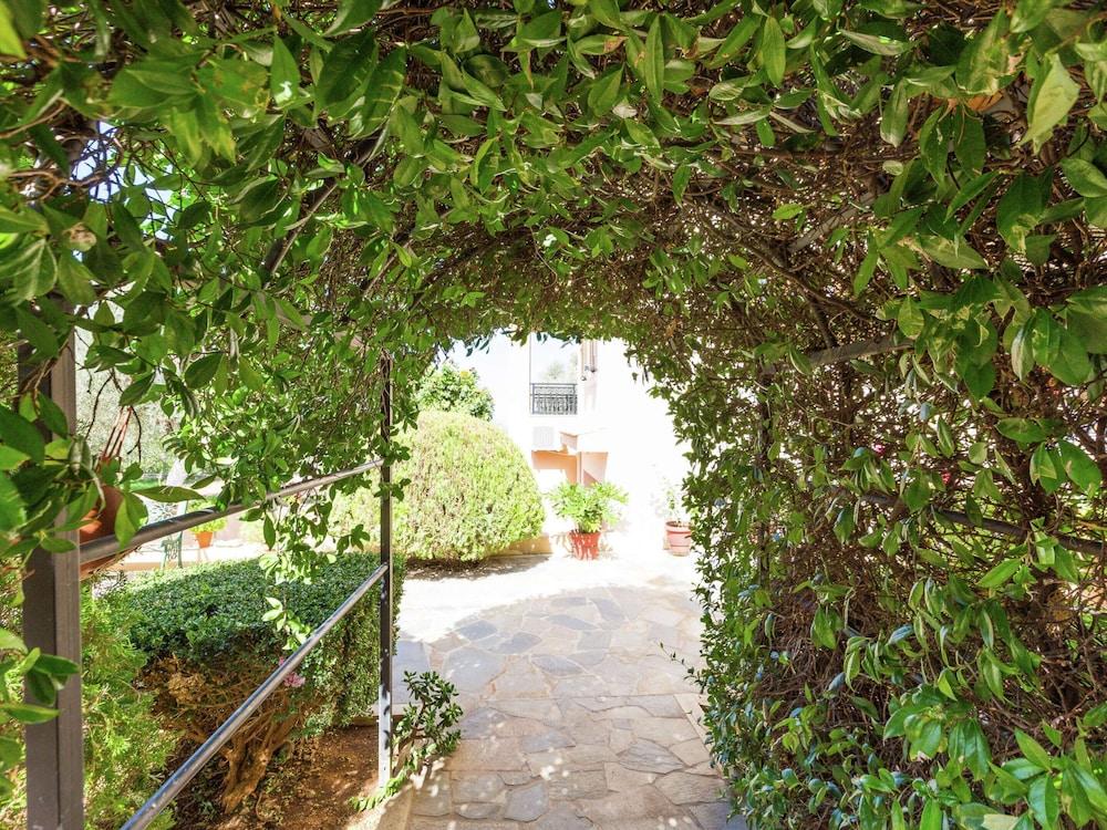 Small Apartmentcomplex in Village of Prinès near Rethymnon Exterior