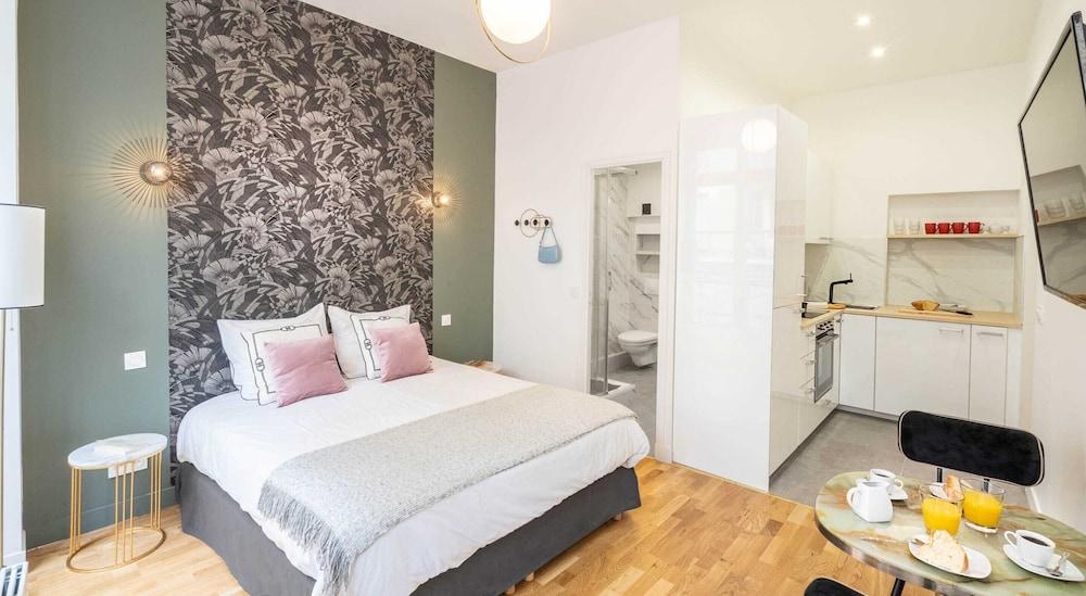 Cosy Studio in the Heart of Belleville Room