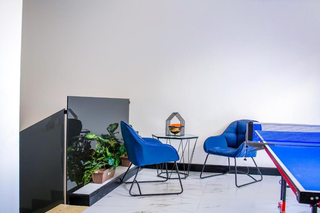 ذا لاند فيلا ويذ برايفت بول - 3 أخرى