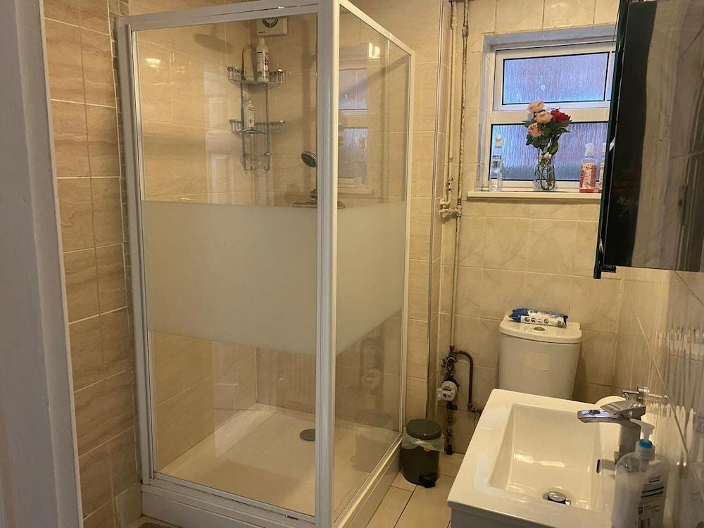 Onsite Cosy Practical Studio - in a Quite Area Bathroom