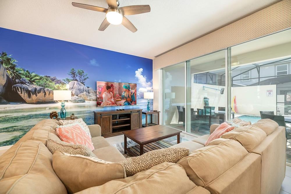 Sunny Retreat-colorful Home Pool Great Location Room
