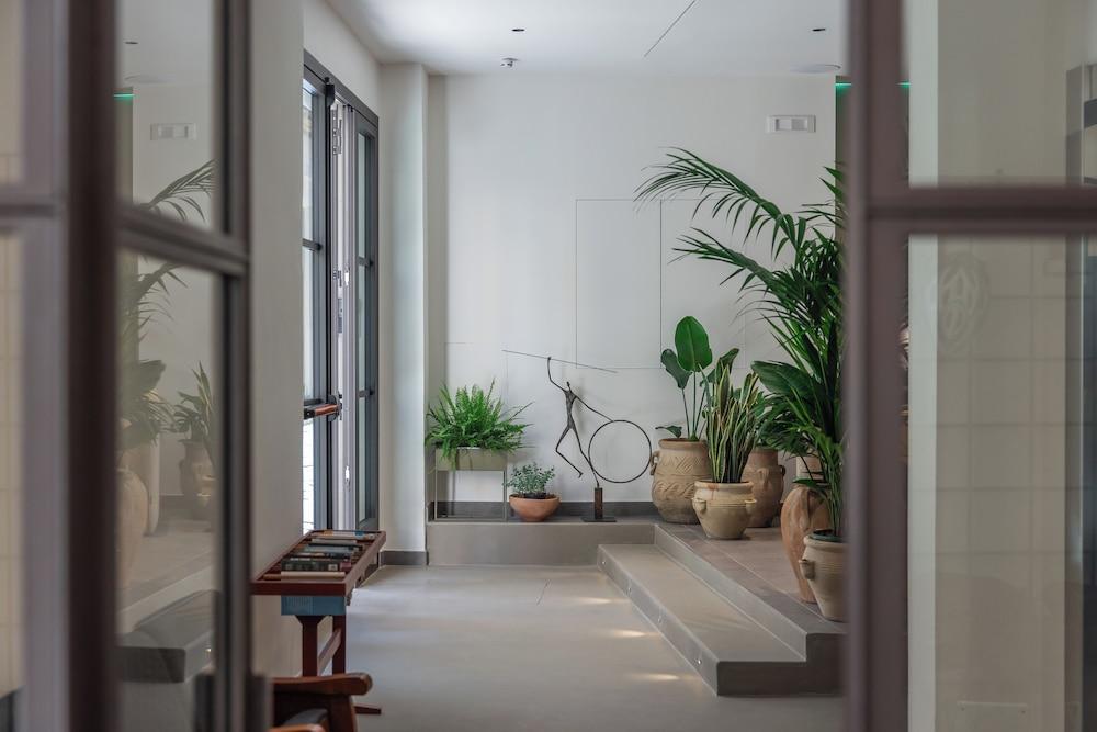 ARCO VECCHIO URBAN SUITE by EPOCA COLLECTION Interior Entrance