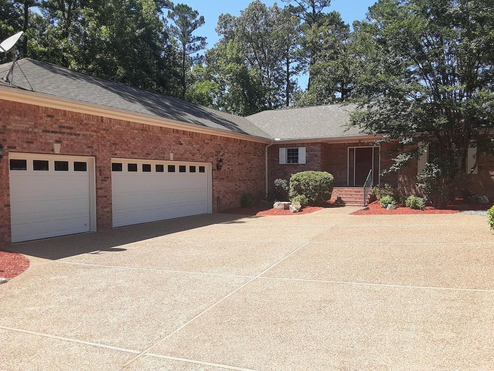 Golfview Home With Spacious Picnic Area - Unit 0944 by Redawning Property Grounds