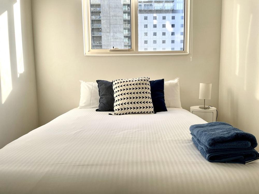 Readyset Apartments at Dockside Room