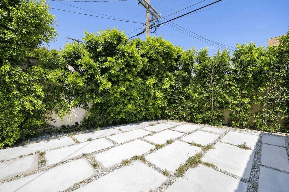 Burnside by Avantstay Modern, Boho, Chic LA Home Property Grounds