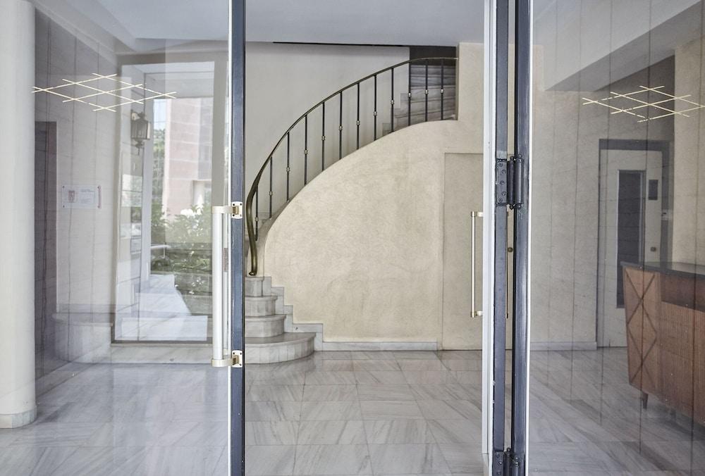 Chic n Bright 3 Bd Apt with Hilton View Interior Entrance