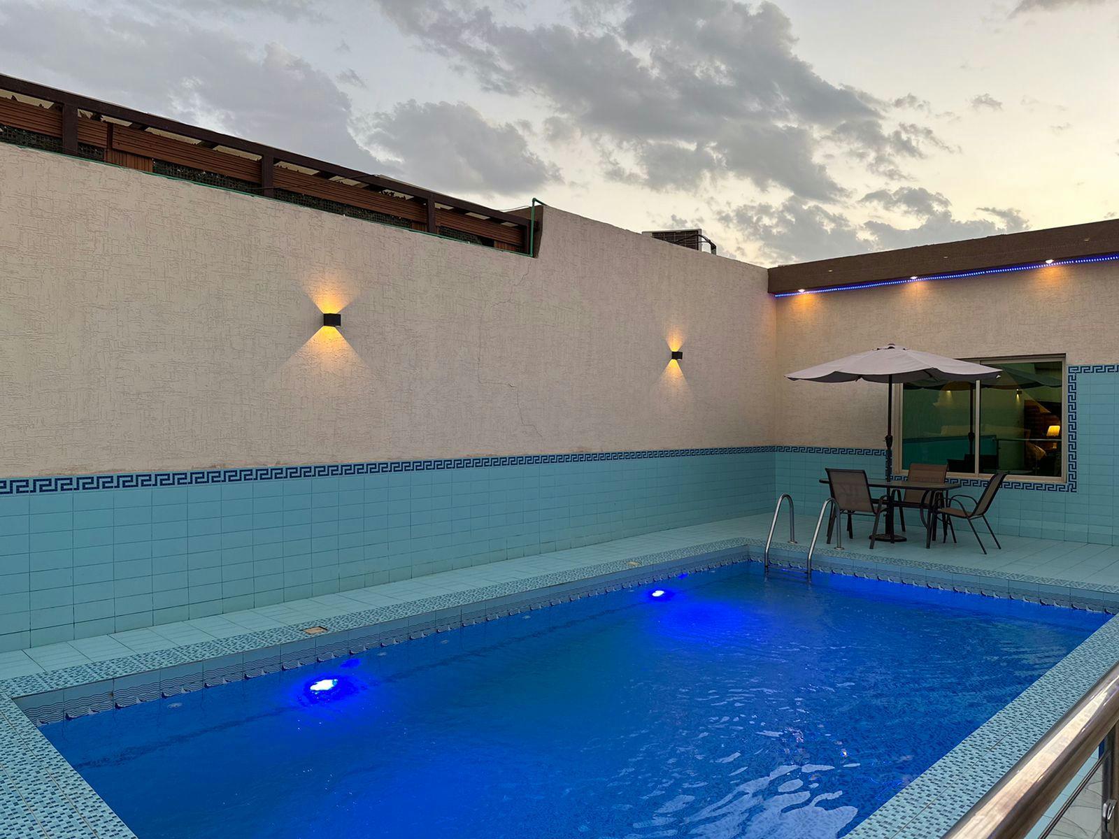 شاليه بتصميم رائع ومسطحات خضراء | 4605