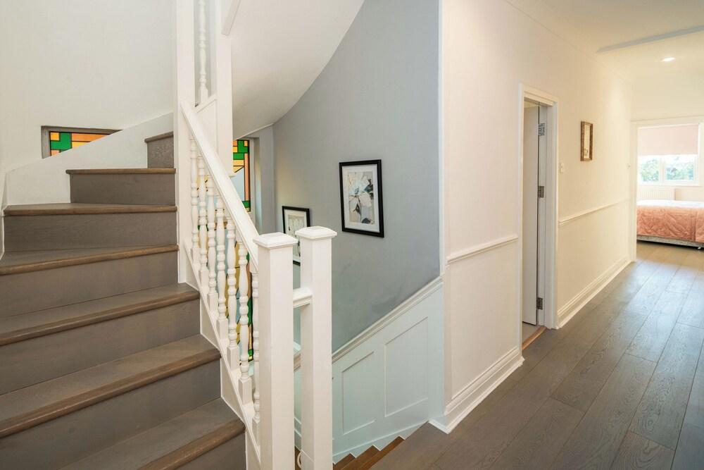 Luxurious 6-bed House With Pool and Free Parking Interior