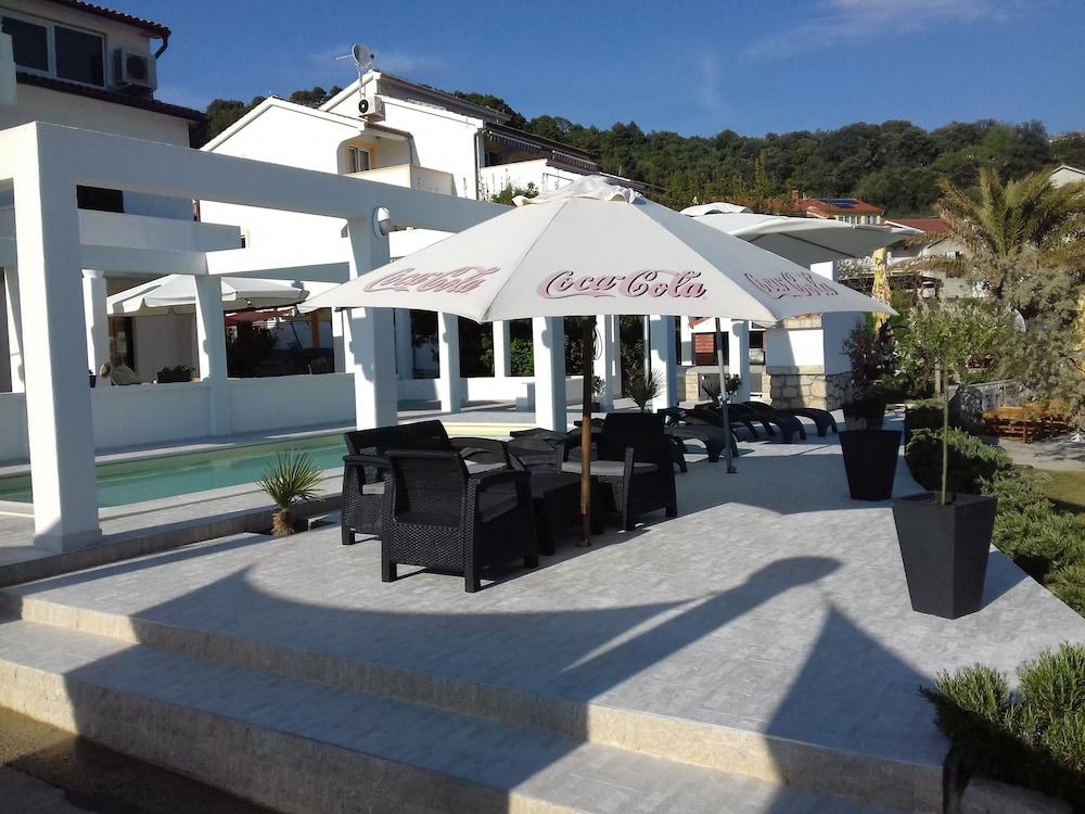 Room in Apartment - Apartments and Rooms With a Swimming Pool Kampor - rab Property Grounds