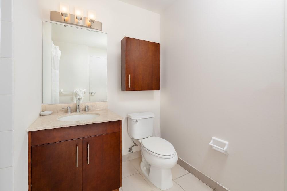 إيه بي إيه فيرنيشد أبارتمينتس موناكو حمام