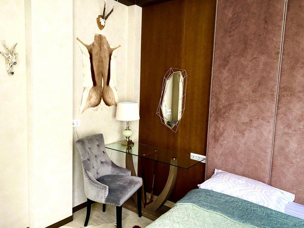 سبا سنيجا  في جوراه ابارتمنتس أخرى