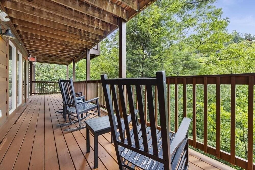 A Perfect Getaway - 4 Bedrooms, 4 Baths, Sleeps 15 Cabin by RedAwning Property Grounds