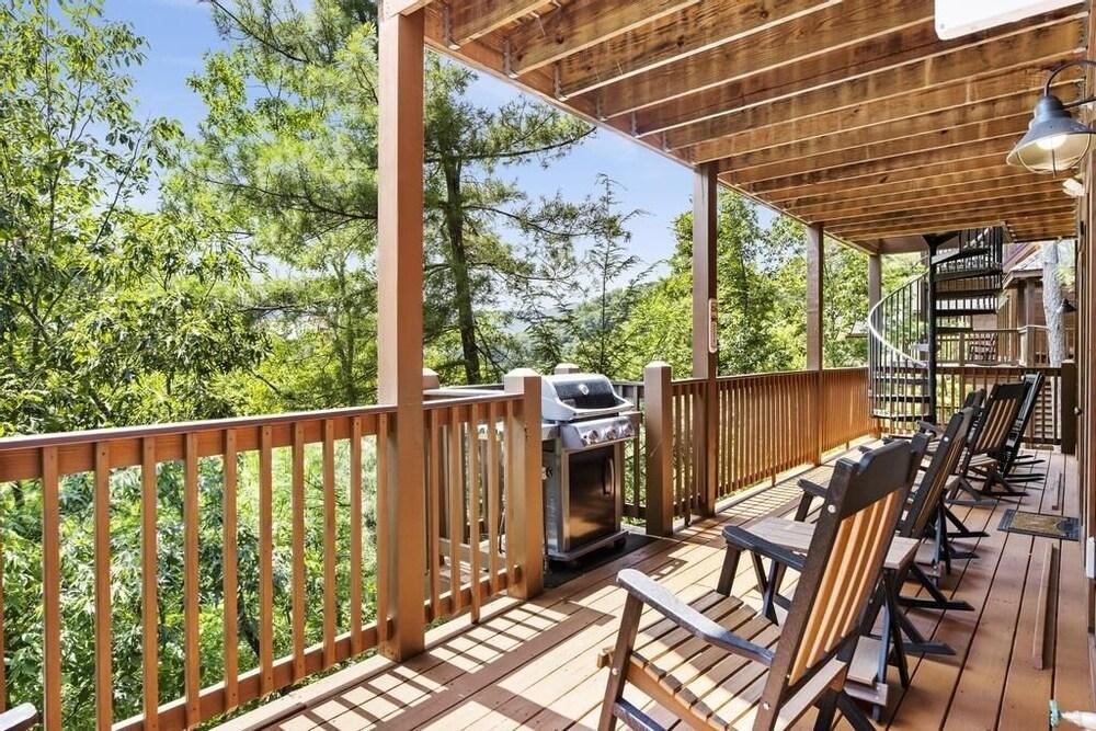 A Perfect Getaway - 4 Bedrooms, 4 Baths, Sleeps 15 Cabin by RedAwning Property Grounds