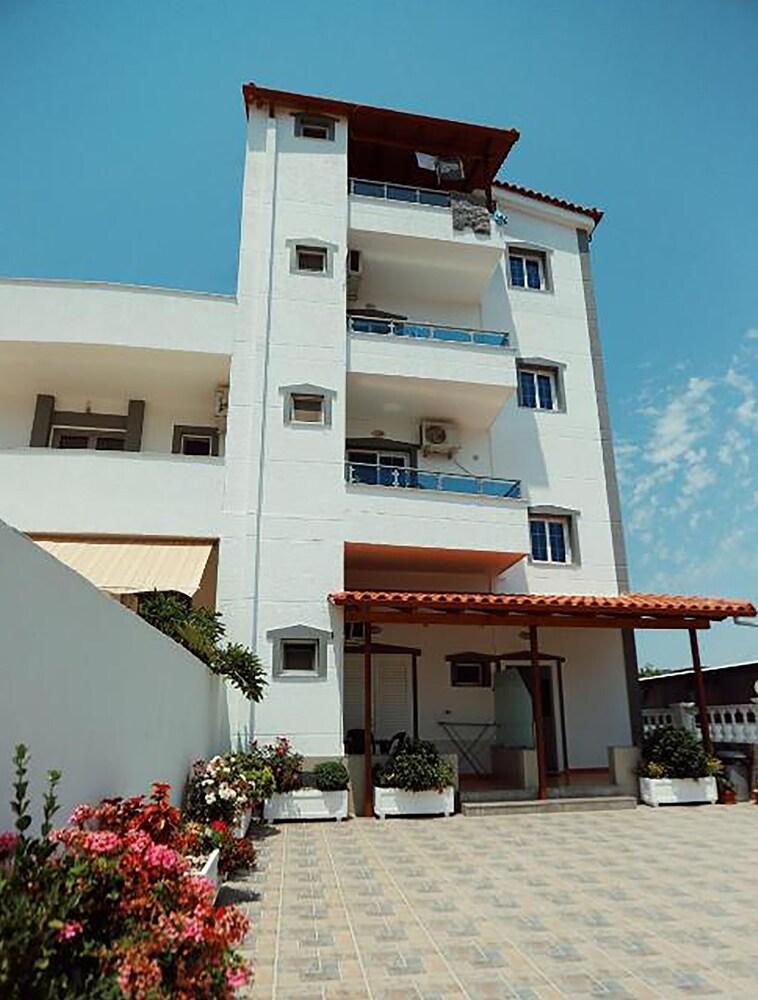 Privé Hotel and Apartment