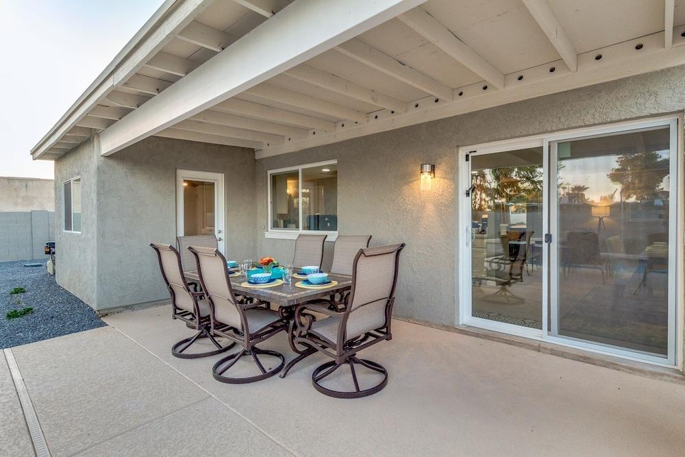 Luxury Scottsdale home w/ Heated Pool, Spa, Putting Green, fire pit, & more! by RedAwning Property Grounds