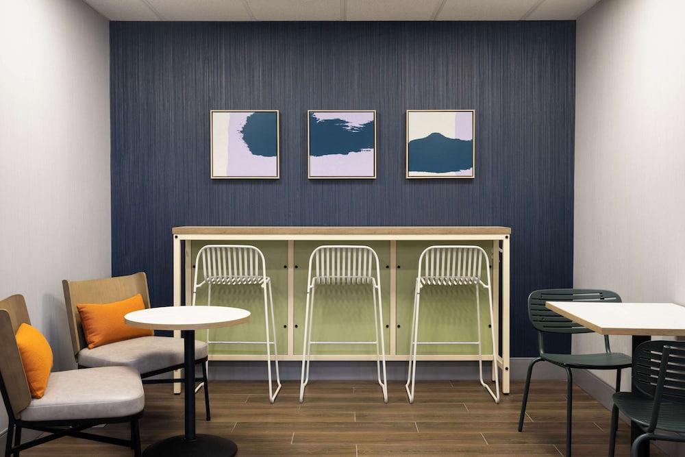 سبارك باي هيلتون جويلف الردهة