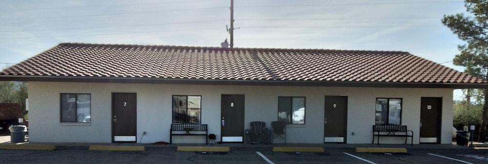 SPRING CREEK Exterior