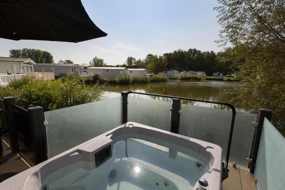 روزيديل ليك سايد لودج مغطس سبا مكشوف