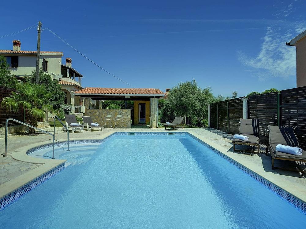 Holiday Home in Liznjan With Pool Near Beach Featured Image
