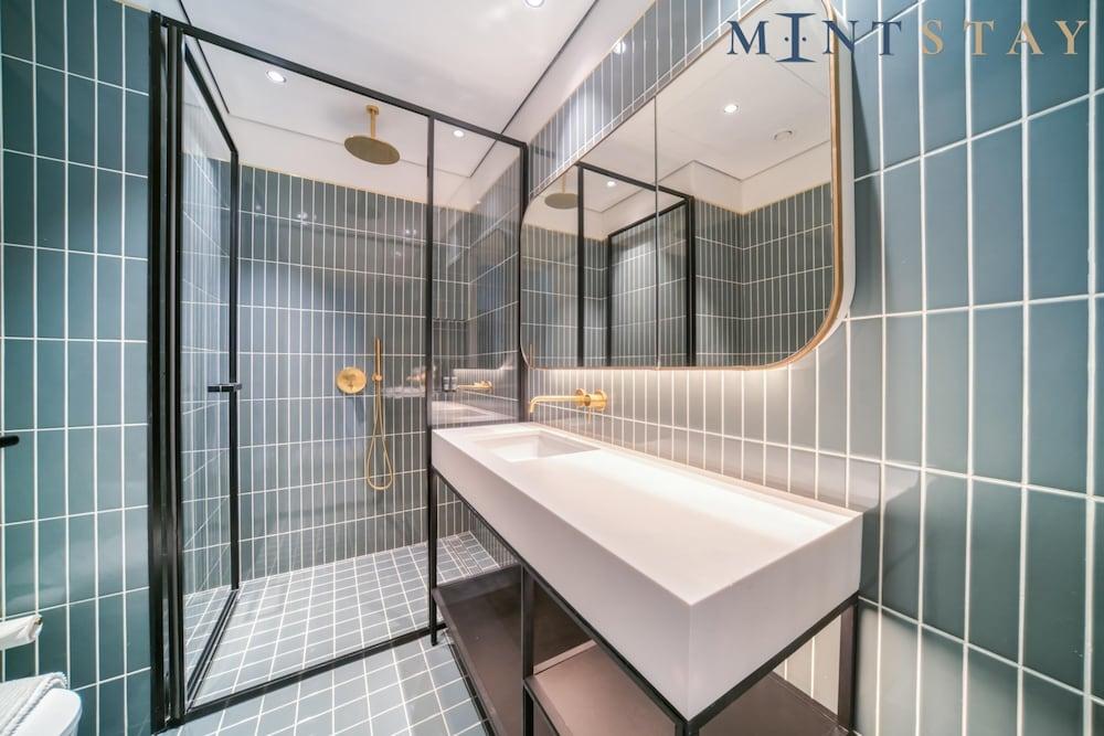 شقة إستديو أنيقة ومريحة تمتاز بشرفة تطل على برج خليفة غرفة