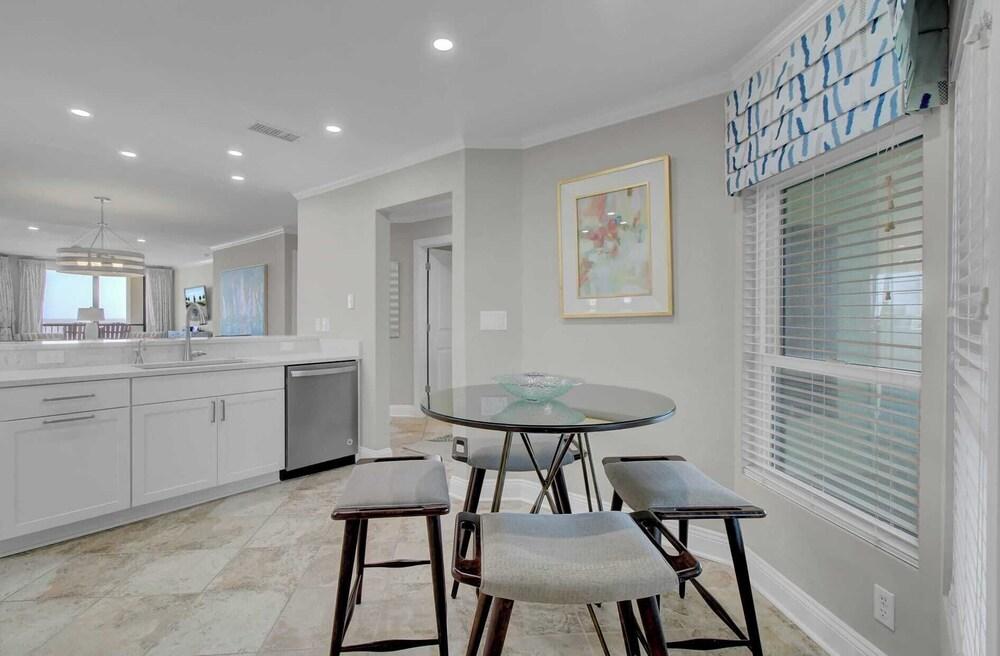 502 Summerhouse by Avantstay Ocean Front Condo w/ Community Pool Access Interior