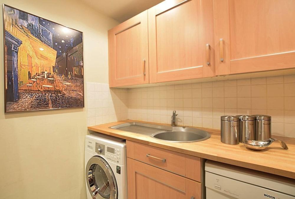 JOIVY Gorgeous Two Bedroom Apartment With Castle Views Interior