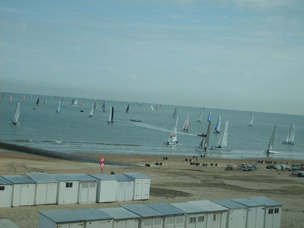 Cosy Apartment Directly on the Beach in Knokke Exterior