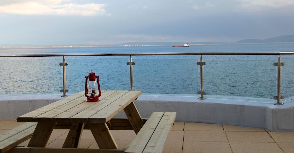 جالواي باي سي فيو أبارتمينتس الصورة الأساسية