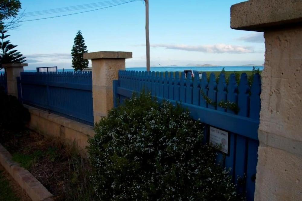 Esperance Beachfront Resort Exterior