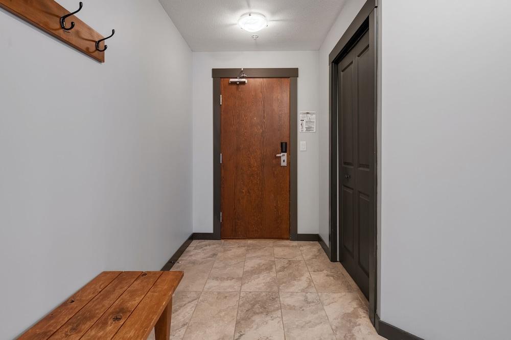 LARGE 3-Br 3-Ba | Ski In/Out | Pool & Hot Tubs | Central Upper Village Location
