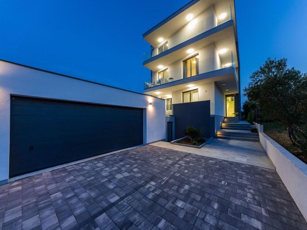 مودرن فيلا إن بيبينجي ويذ تيريس منطقة الاستقبال