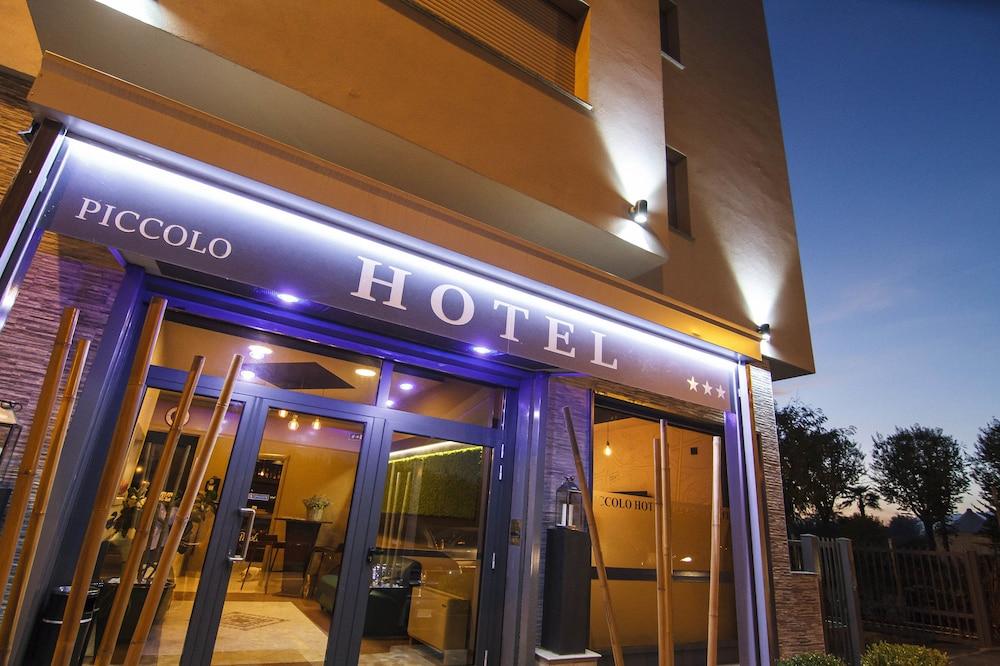 هوتيل بيكولو ألامانو