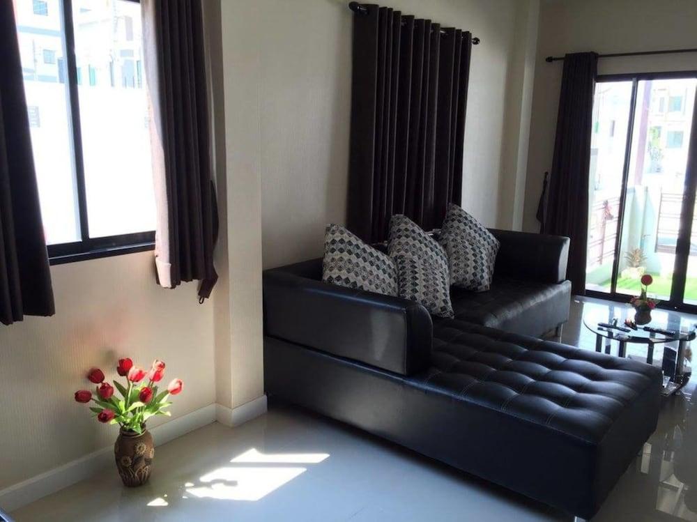 Baan Pleon View by Ratcharin Living Area