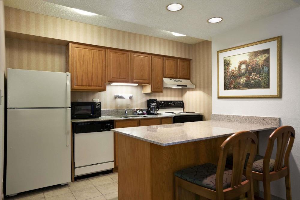 هوثرون سويتس باي ويندام تروي، مي أخرى