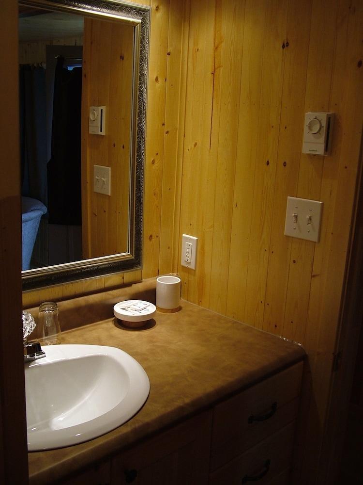Motel Triplex Lac a Jimmy Bathroom