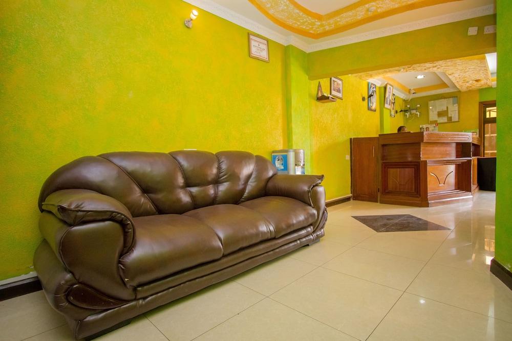 إيمبويتا هوتل الردهة