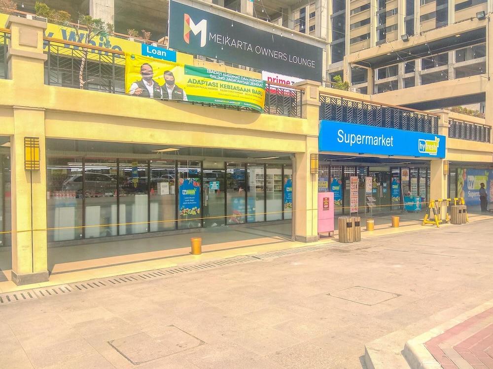 Cozy and Functional 3BR at Meikarta Apartment Exterior