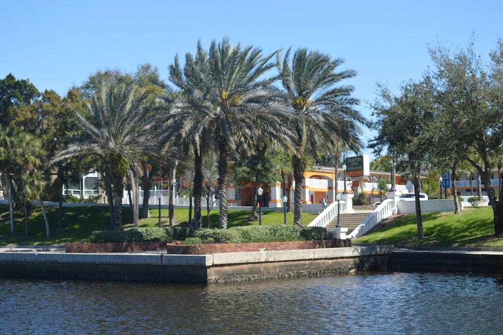 Tarpon Inn Exterior