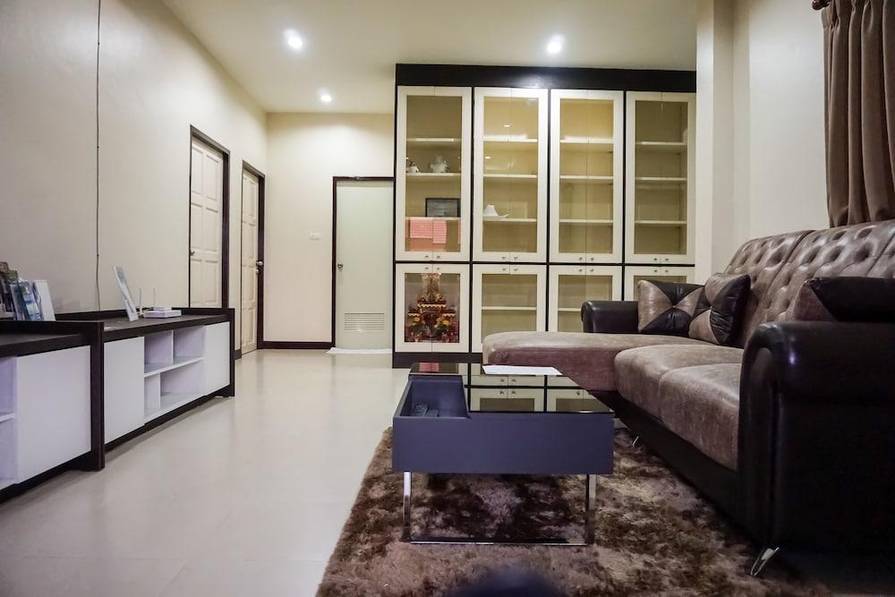 فاميلي فيلا إيونا ويذ برايفت بول الفندق من الداخل