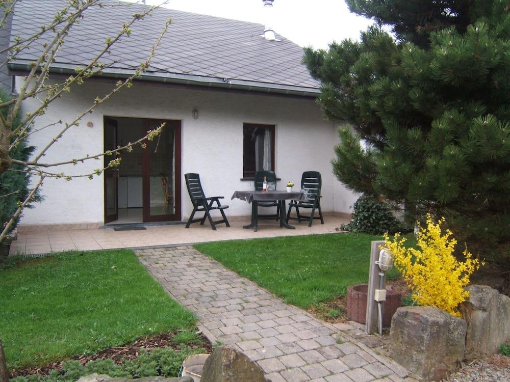 كوزي هوليداي هوم ويذ فايربليس نير مالميدي