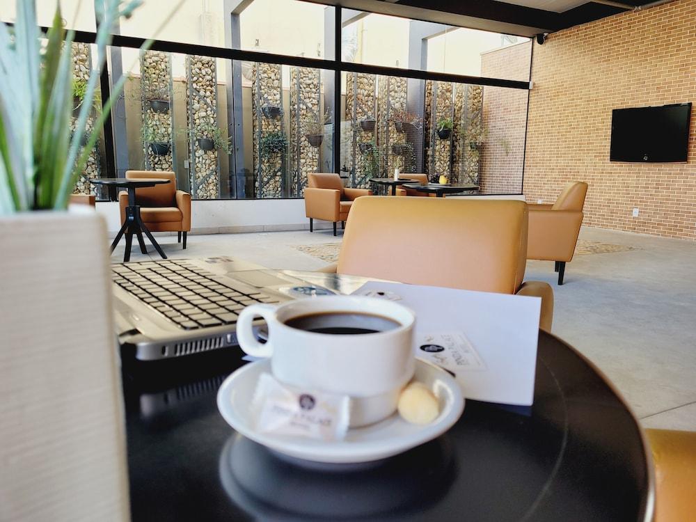 بيندا بالاس هوتل منطقة الجلوس في الردهة