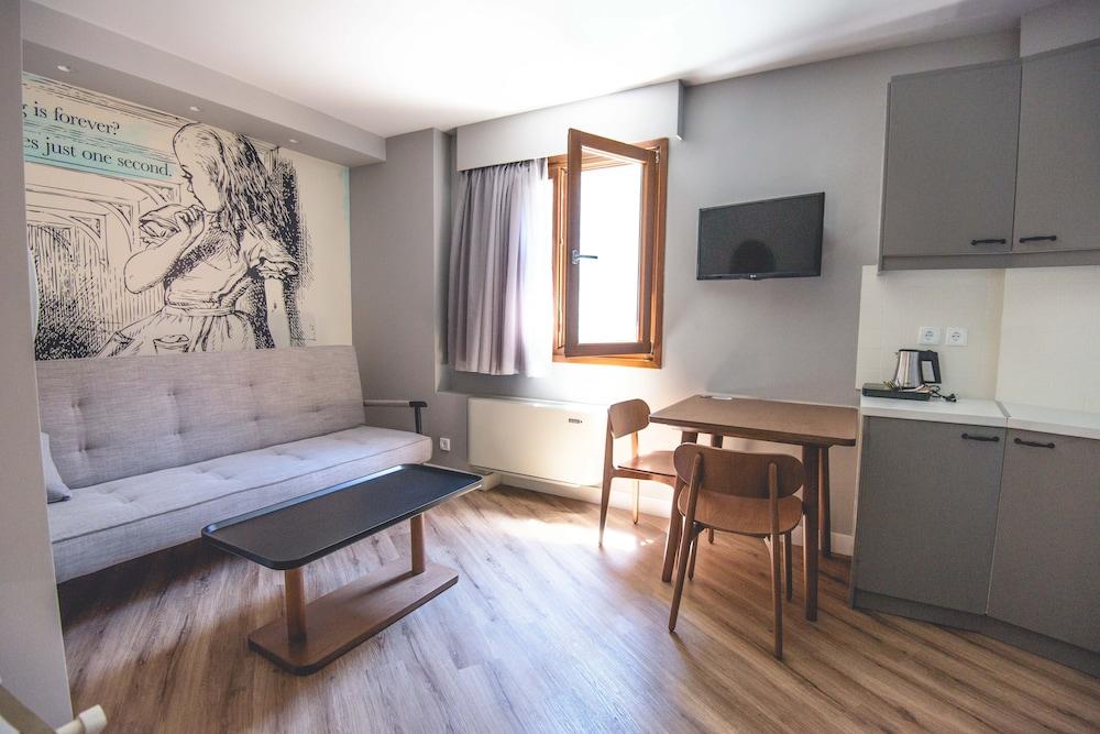 Apollon Library Suites Room